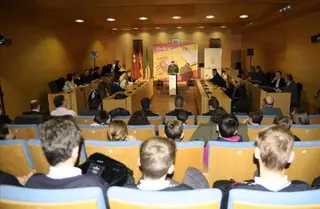 Más de 160 escolares participan en la lectura de la Constitución junto a concejales, miembros de las fuerzas de seguridad y vecinos del municipio