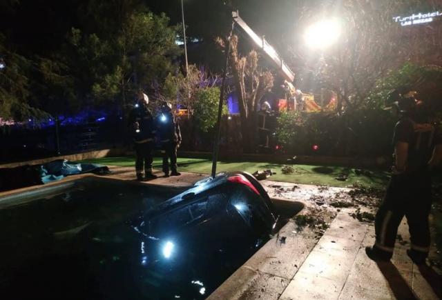 Un turismo acaba sumergido en la piscina de una guardería de Las Rozas