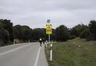 Boadilla instala un sistema pionero de detección de ciclistas en zonas de escasa visibilidad de la M-516