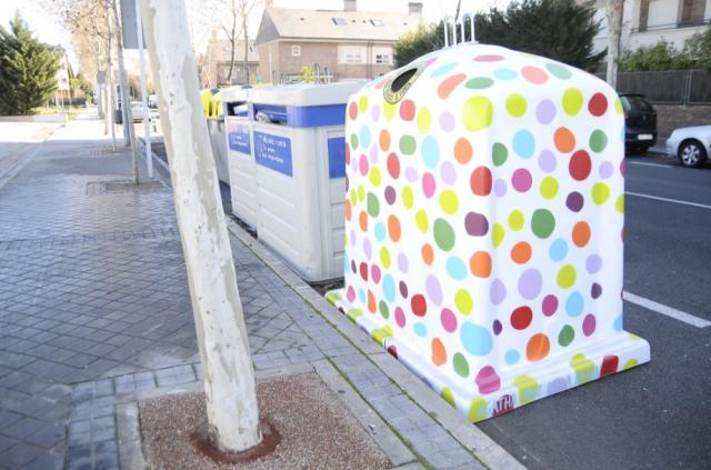 Contenedores de diseño para promover el reciclaje de vidrio en Boadilla
