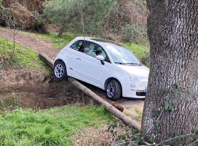 Un vehículo queda suspendido de un pequeño puente de madera en Boadilla siguiendo las indicaciones de su GPS