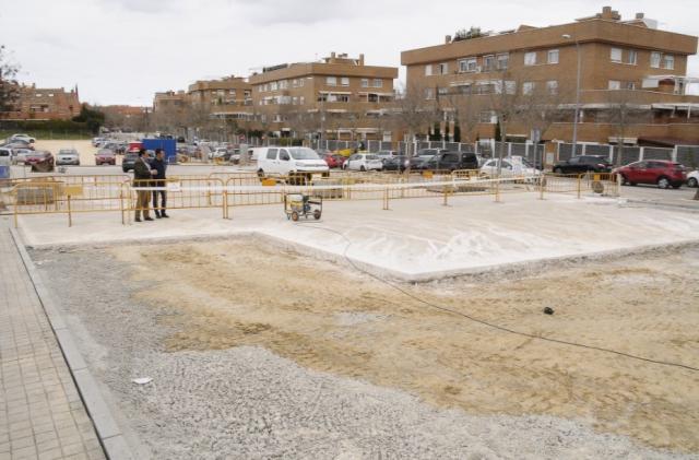 Obras de ampliación en el aparcamiento que comparten el  centro de mayores y de salud de Secundino Zuazo 

