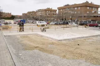 Obras de ampliación en el aparcamiento que comparten el  centro de mayores y de salud de Secundino Zuazo 
