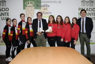 El Alcalde felicita a varios vecinos de Boadilla integrantes del equipo nacional de patinaje sincronizado