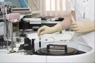 La Consejería de Sanidad introduce un octavo laboratorio para la realización de pruebas del Coronavirus ante los 782 casos de la región