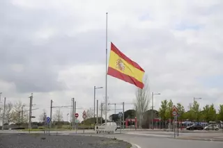 Las banderas ondean a media asta en Boadilla en señal de duelo