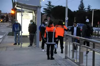 El Ayuntamiento de Boadilla ha iniciado hoy el reparto de 11.000 mascarillas a usuarios del transporte público