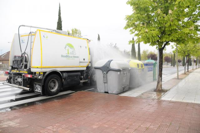 El Ayuntamiento desinfecta con hipoclorito los contenedores y las marquesinas