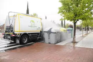 El Ayuntamiento desinfecta con hipoclorito los contenedores y las marquesinas