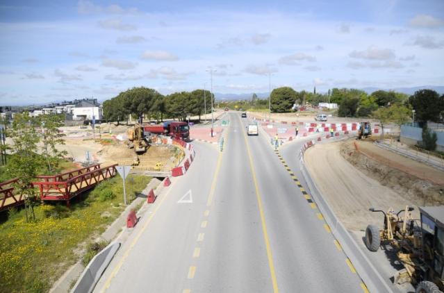 Las obras de la nueva rotonda de la M-513 avanzan a buen ritmo y finalizarán previsiblemente en agosto