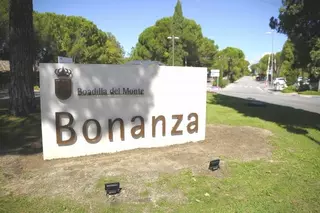 Nuevo monolito identificativo en el acceso a la urbanización Bonanza