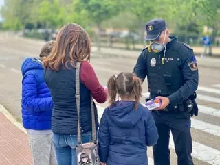 Úbeda anuncia el reparto de 20.000 mascarillas infantiles lavables para la vuelta al cole en Boadilla