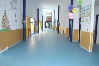 El Ayuntamiento renueva el solado de PVC de dos escuelas infantiles y el CEIP José Bergamín