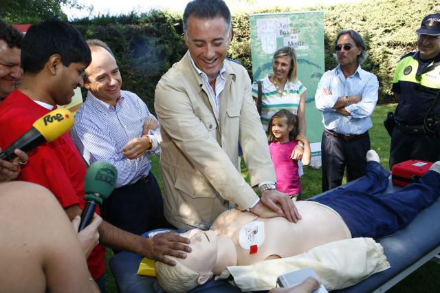 El alcalde y el consejero de Deportes participan en una demostración de cómo los desfibriladores  salvan vidas tras un infarto
