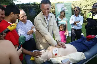 El alcalde y el consejero de Deportes participan en una demostración de cómo los desfibriladores  salvan vidas tras un infarto
