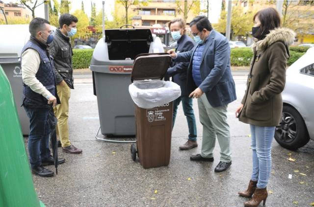 El Ayuntamiento reparte a 20 restaurantes cubos para residuos orgánicos como prueba piloto para implantar el quinto contenedor