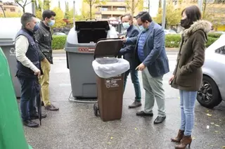 El Ayuntamiento reparte a 20 restaurantes cubos para residuos orgánicos como prueba piloto para implantar el quinto contenedor