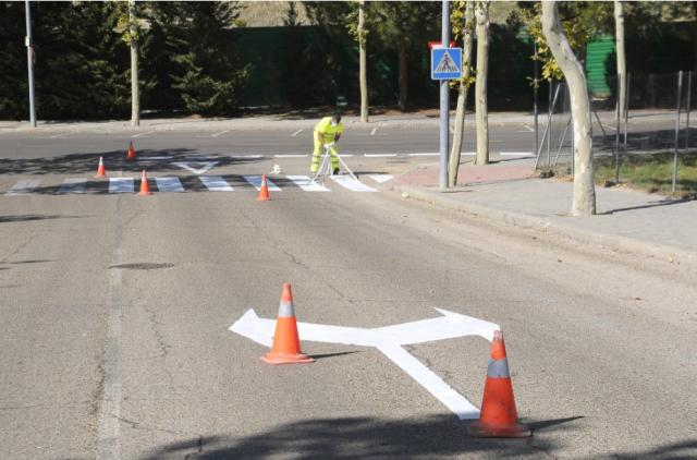 El Ayuntamiento actualiza la pintura vial de casi 40 calles en distintas zonas de Boadilla
