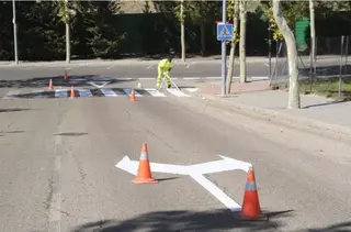 El Ayuntamiento actualiza la pintura vial de casi 40 calles en distintas zonas de Boadilla
