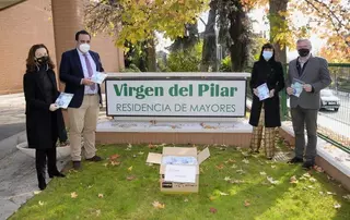 El Ayuntamiento reparte mascarillas quirúrgicas a todos los vecinos que viven en las residencias de Boadilla