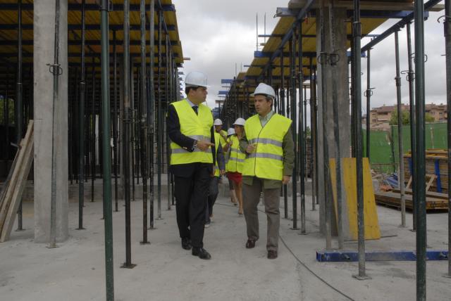 El Ayuntamiento oferta 46 locales comerciales de promoción pública para apoyar a los emprendedores