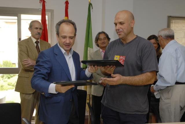 La urbanización Pino Centinela suscribe el convenio municipal de seguridad mediante videovigilancia