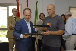 La urbanización Pino Centinela suscribe el convenio municipal de seguridad mediante videovigilancia