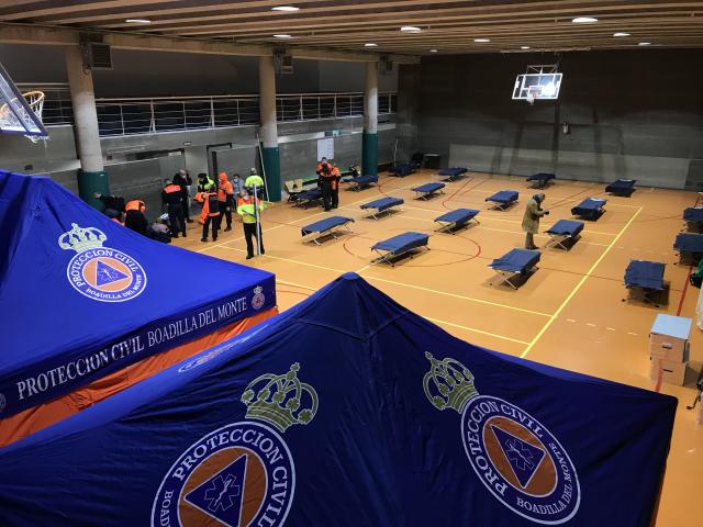 Más de 130 personas atrapadas por la nieve han pasado la noche y continúan en un polideportivo de Boadill