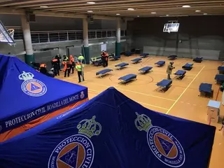 Más de 130 personas atrapadas por la nieve han pasado la noche y continúan en un polideportivo de Boadill