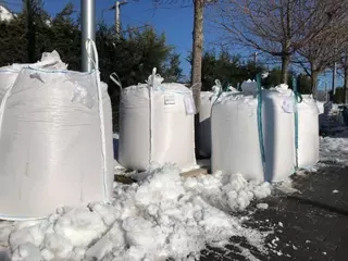 El Ayuntamiento reparte 25 kilos de sal a cada uno de los comercios abiertos en Boadilla