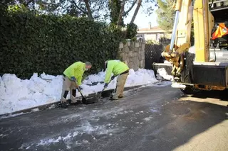 El Ayuntamiento limpia los imbornales de las urbanizaciones históricas para prevenir atascos ante la previsión de lluvias