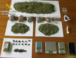 La Guardia Civil desmantela un punto de venta de sustancias estupefacientes en una vivienda de Boadilla del Monte