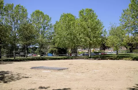Dos áreas de juego con grandes elementos de temática marinera para el parque Alejandro de la Sota