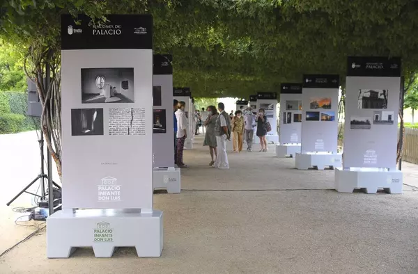 Fotógrafos de Boadilla presentan los Rincones del Palacio en una exposición instalada en sus jardines