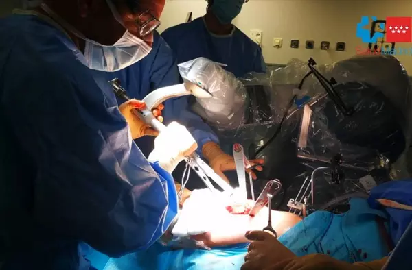 Un hospital madrileño implanta una prótesis total de cadera con cirugía robótica por primera vez en España