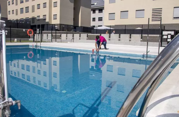 En marcha la campaña anual de vigilancia y control sanitario de las piscinas de Boadilla