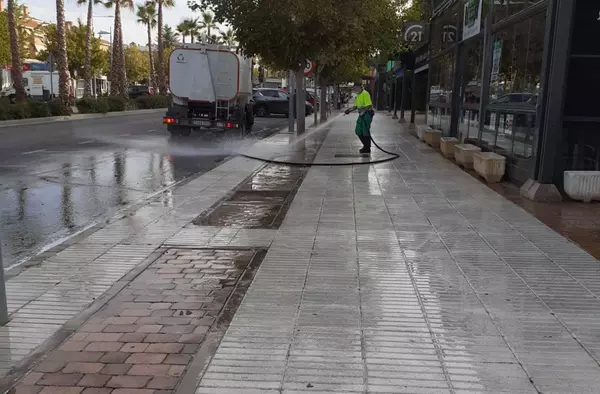 Continúan las limpiezas especiales de verano en las avenidas Siglo XXI e Infante D. Luis