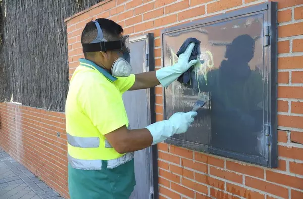 El servicio de limpieza de Boadilla ha eliminado más de 3200 grafitis en el último año