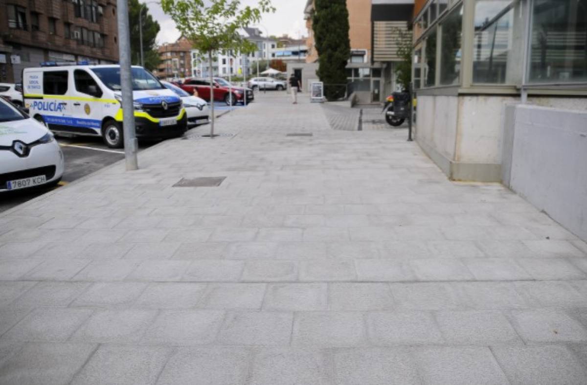 Finalizan las obras de remodelación en el aparcamiento y la acera de la calle Juan Carlos I