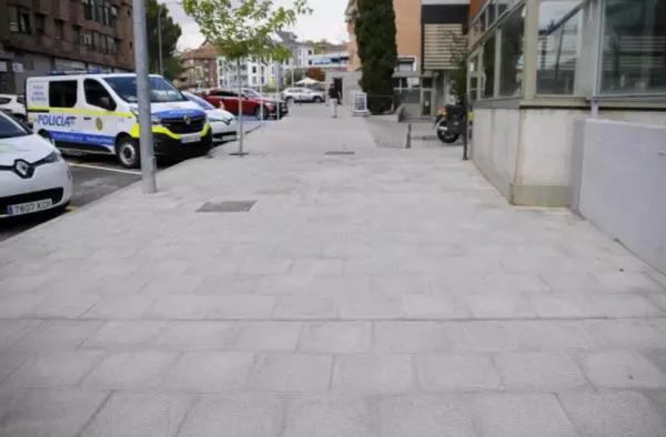 Finalizan las obras de remodelación en el aparcamiento y la acera de la calle Juan Carlos I