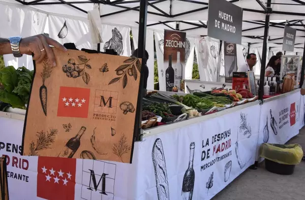 Los jardines del Palacio de Boadilla acogen un mercadillo itinerante de alimentos de la región