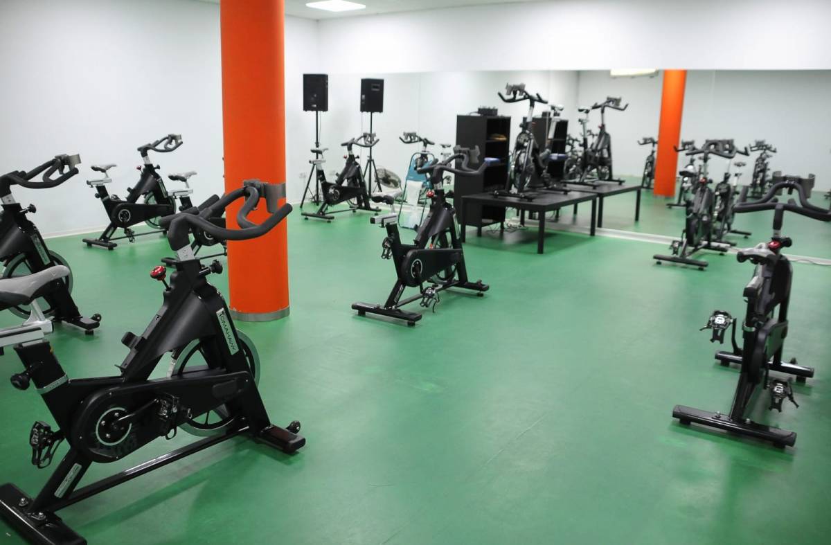 La Piscina Municipal Cubierta ofrece actividades colectivas de ciclo indoor, aeróbic, pilates, zumba o GAP