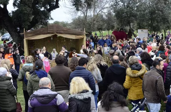 Jornada navideña en 'La Milagrosa' con el Belén viviente y la llegada de las 'ovejas-bombero' 