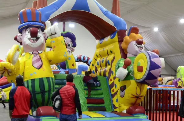 Inaugura la carpa de Navidad de Boadilla con juegos, talleres, hinchables y una zona juvenil 