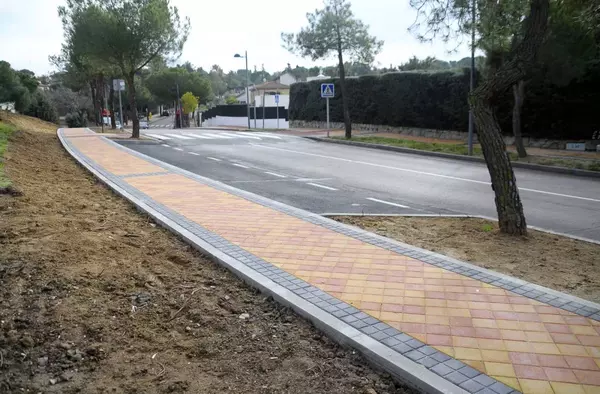 Finalizadas las obras de acerado de la calle Río Duero, en Parque Boadilla
