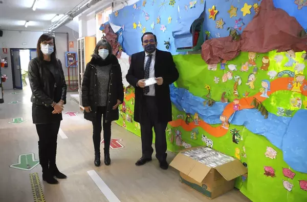 Boadilla reparte mascarillas FFP2 en todos los centros escolares y las escuelas infantiles públicas del Municipio