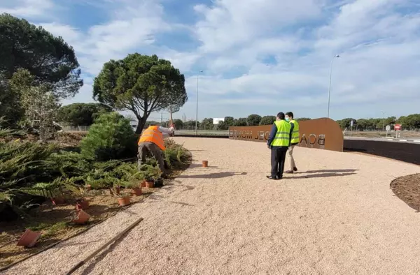 Los trabajos de ajardinamiento en la rotonda de Valdecabañas están a punto de finalizar