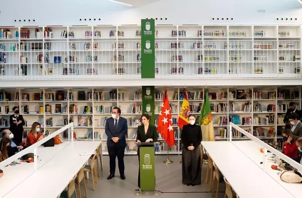 Inaugura la renovada 'Casa de la Cultura' de Boadilla