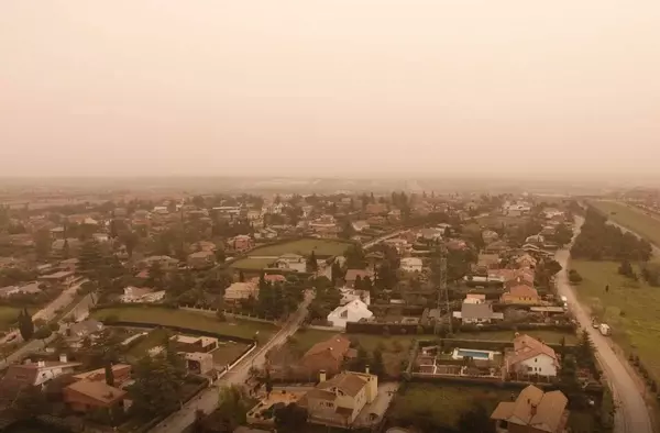 A vista de dron: la histórica tormenta de polvo cubre Boadilla del Monte