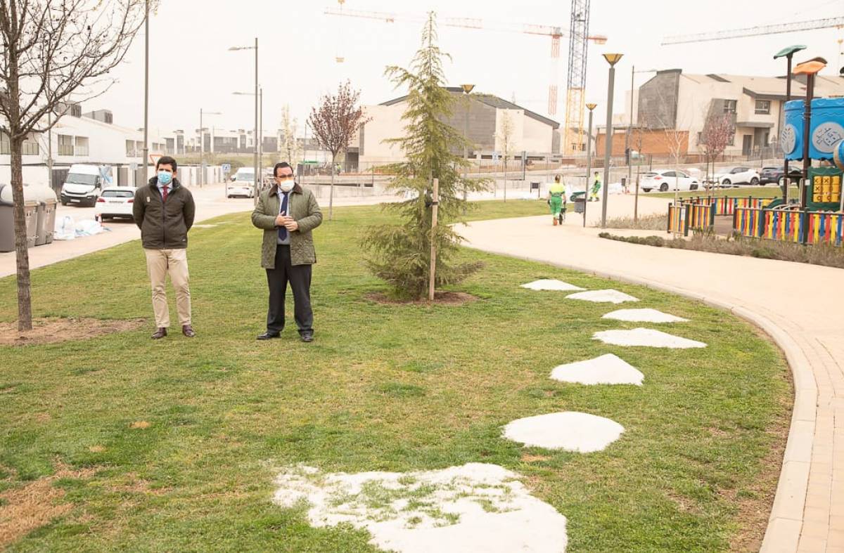 El Ayuntamiento de Boadilla regenera las praderas de los parques municipales